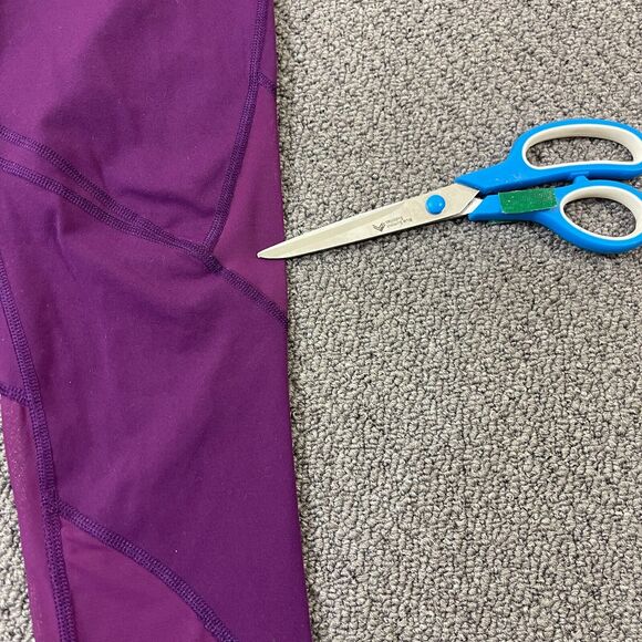 Victorias Secret Sport Knockout Capri Leggings Mesh Pockets Berry Size XS - Picture 3 of 14